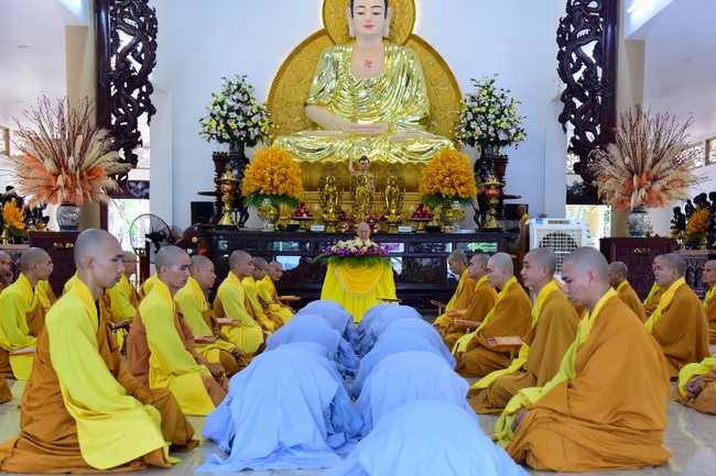 Pratimoksa commandment rite and precept listen at Hoang Phap pagoda